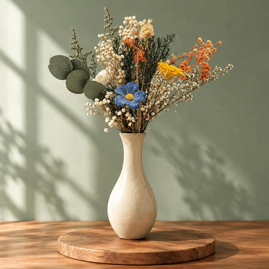 Florero ovalado de tierra.